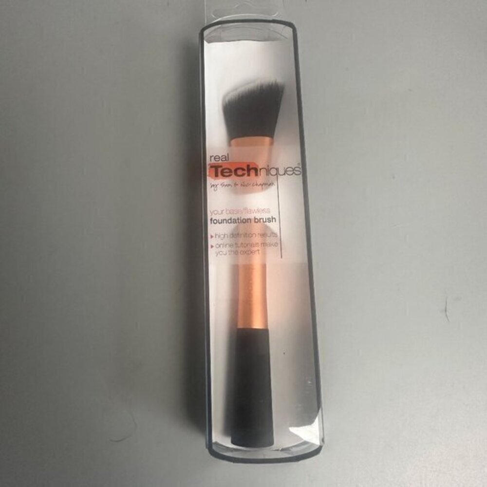 Real Techniques foundation Brush Rose Gold by Sam & Nic Stage makeup high tech